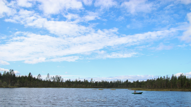 petit tour en barque sur un lac en laponie