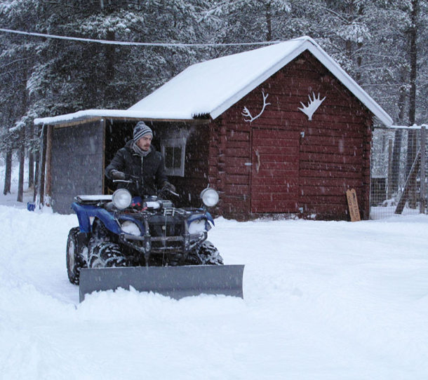 laponie-hiver-chien-traineau-déneigement-neige