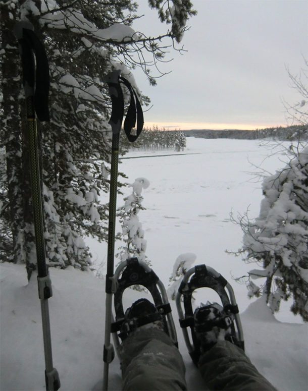 Pendant votre séjour Chien de Traineau en Laponie Suédoise, partez en randonnée en raquettes à neige sur les bords de rivière gelée et admirez le paysage et profitez du calme et de la quiétude des lieux