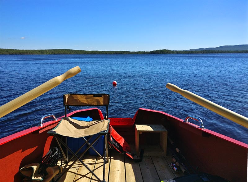 En été, à bord de notre barque pour une partie de pêche au lac, brochets et perches