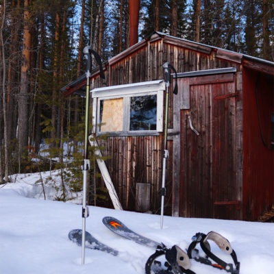 Randonnée en ski raquette et déjeuner auprès du feu dans la cabane en bois