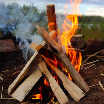 feu de bois en bord de rivière en Laponie Suédoise