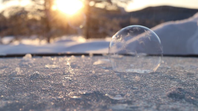 cristallisation de bulles de savon en Laponie Suédoise sous le soleil