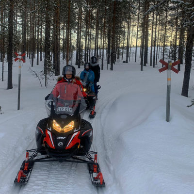 Laponie Suédoise : Piste de motoneige et foret gigantesques pour un pilotage technique