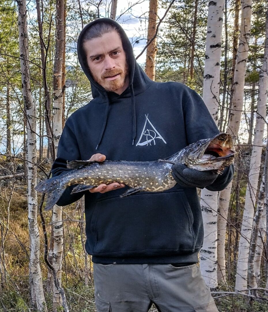 Cédric tenant le poisson qu'il a pêché