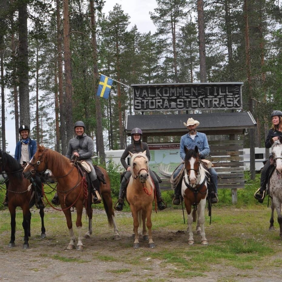 Cavalières et cavaliers lors d'une sortie en bivouac à cheval