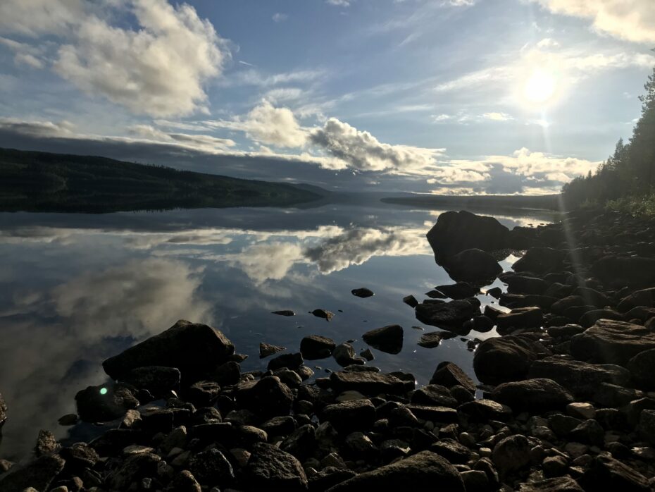 Rive d'un lac et grand soleil : photo prise lors d'un bivouac dans le parc national de Muddus, pendant le Midsommar